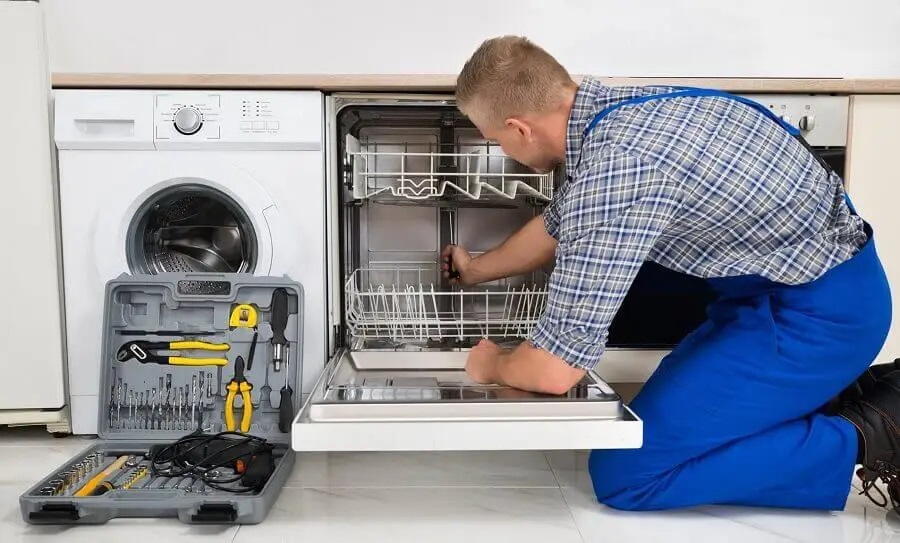 Menemen Miele servisi teknisyen ekibi beyaz eşya tamiri yaparken
